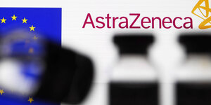 Logo des Impfstoffherstellers Astrazeneca neben dem EU Logo - im Vordergrund Fläschchen mit Imfdosen