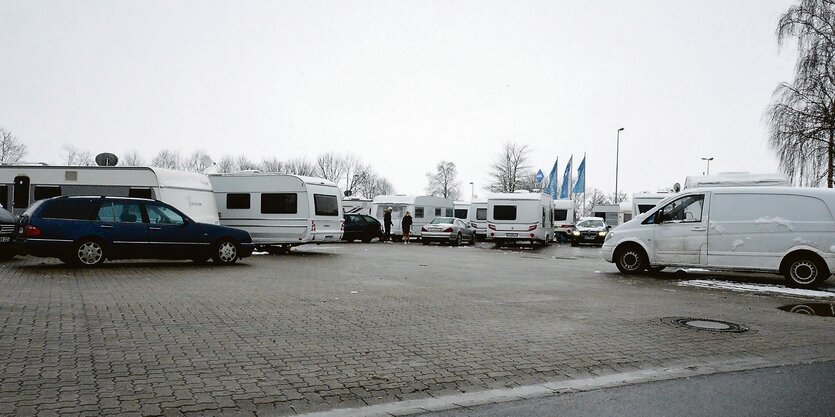 Ein Parkplatz mit Autos und Wohnwägen