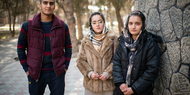 Ein junger Mann und 2 junge Frauen in Kabul