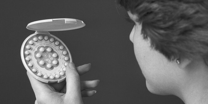 Schwarz-weiß-Foto einer Frau mit Pillendose aus dem Jahr 1976