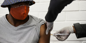Probant erhält Spritze mit Corona-Impfstoff