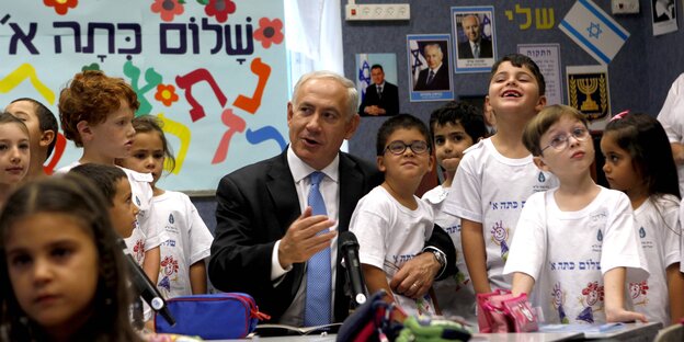 Benjamin Netanjahu, umgeben von GrundschülerInnen