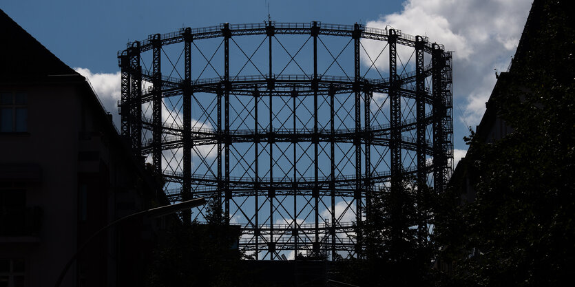 Schwarze Gasometer-Silhouette