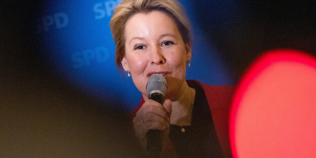 Das Bild zeigt die SPD-Ministerin Franziska Giffey mit einem Mikro in der Hand beim SPD-Landesparteitag