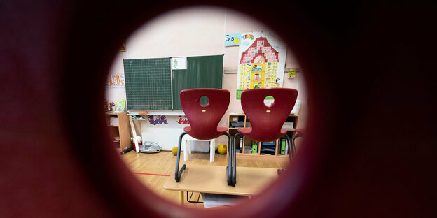 Blick in das Klassenzimmer einer Grundschule, hochgestellte Stühle