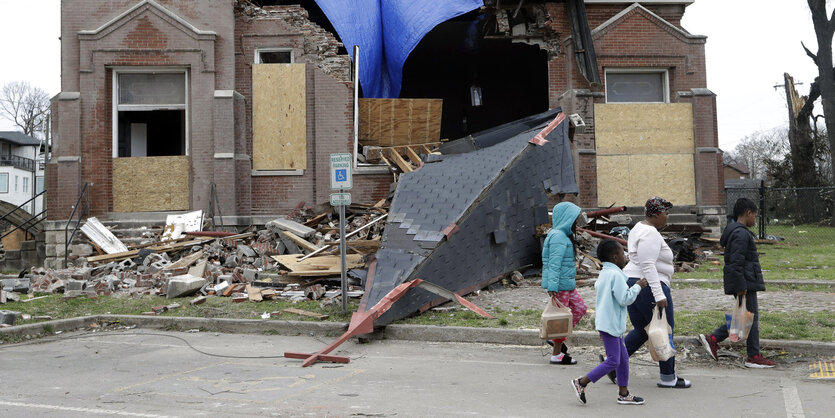 Nashville: Passanten gehen an der stark beschädigten Hopewell Missionary Baptist Church vorbei. Die Vereinigten Staaten haben vergangenes Jahr der US-Klimabehörde NOAA zufolge beispiellose Schäden durch Klima-Katastrophen erlitten. 22 extreme Wetterereign