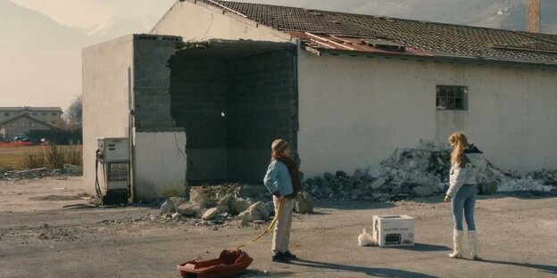 Szene aus dem Film "Winterdieb": Simon (Kacey Mottet Klein) und Louise (Léa Seydoux) stehen vor einem kaputten Haus