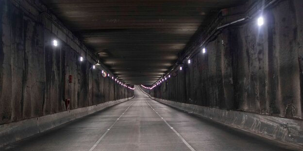 Ein Tunnel mit einer mehrspurigen Straße