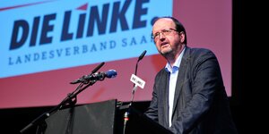 Der saarländische Linken-Landesvorsitzende Thomas Lutze spricht beim politischen Aschermittwoch