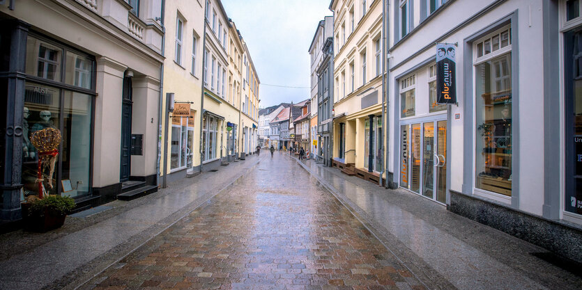 Menschenleere Einkaufsstraße in Schwerin