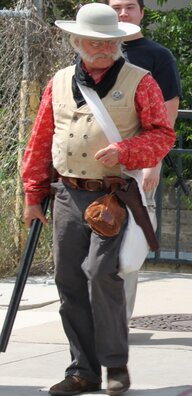 Ein Mann mit Hut und Waffe Ein Mann mit Hut und Waffe