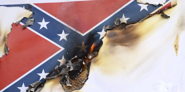 Eine Konföderierten-Flagge brennt