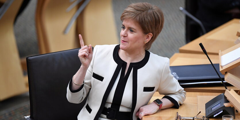 Nicola Sturgeon hebt den Zeigefinger im schottsichen Parlament