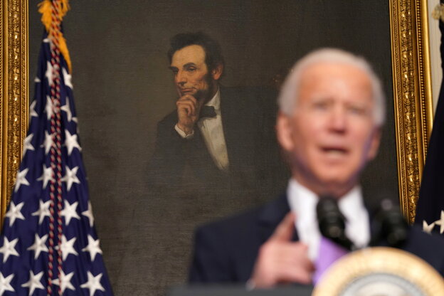 Joe Biden sitzt vor einem Gemälde