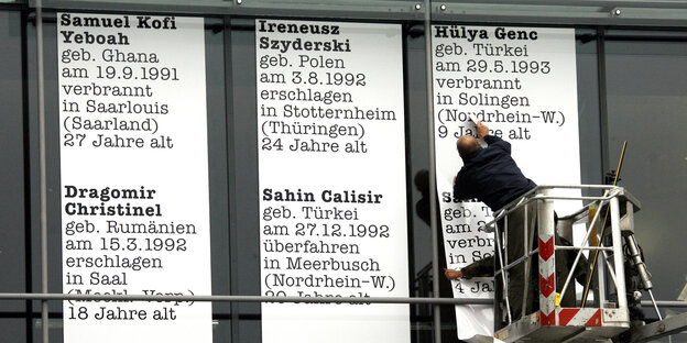 Mitarbeiter einer Werbefirma befestigen am Dienstag (14.11.2006) an der Fassade der Akademie der Künste am Pariser Platz in Berlin Namen von Opfern des Fremdenhasses in Deutschland