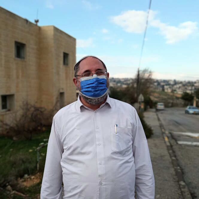 Portrait von einem Mann in weißem Hemd mit Gesichtsmaske