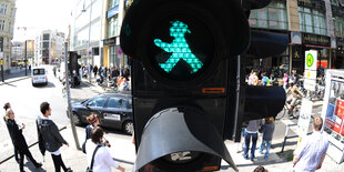 Ampel mit grünem Ampelmännchen