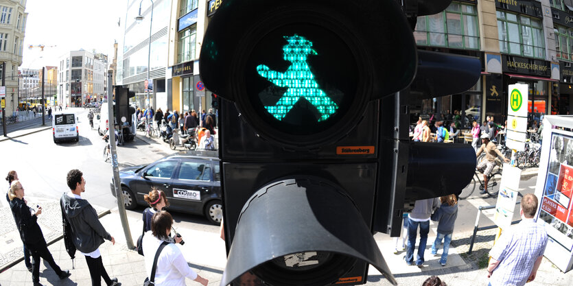 Ampel mit grünem Ampelmännchen