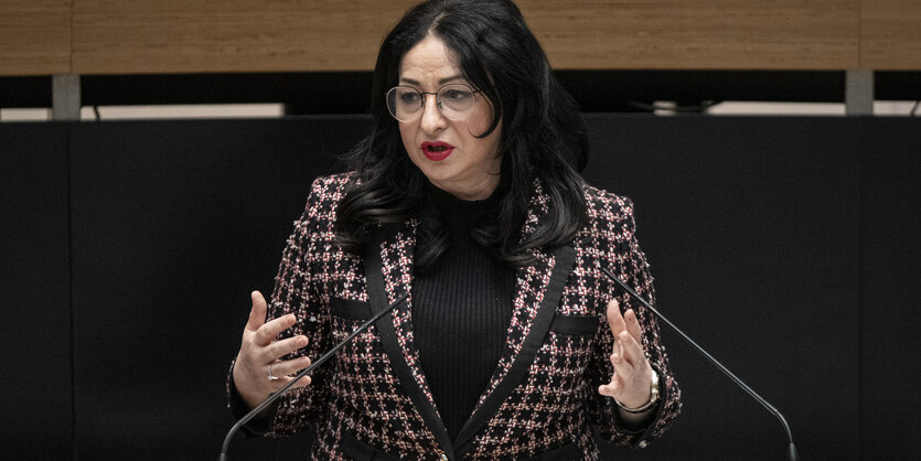 Das Foto zeigt Berlins Gesundheitssenatorin Dilek Kalayci von der SPD am Rednerpult des Abgeordnetenauses während der Plenarsitzung am Donnerstag.