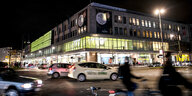 Das Kaufhaus Karstadt am Hermannplatz von der Ferne fotografiert – es erstrahlt und hat die Weihnachtsbeleuchtung eingeschaltet