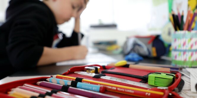 Ein Junge sitzt an einem Schreibtisch und lernt