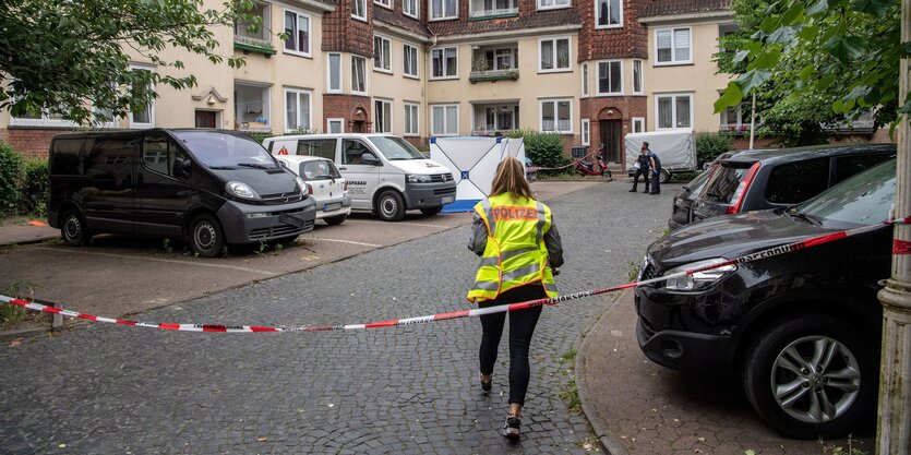 Eine Polizistin untersucht den Ort des Einsatzes, bei dem Idrissi tödlich verletzt wurde