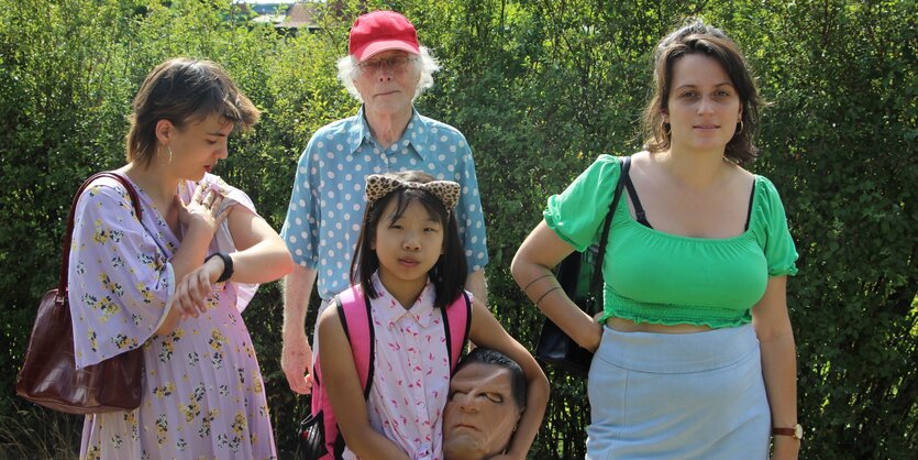 Ein Szenenfoto aus dem Film "Family of the Year" zeigt zwei junge Frauen, einen älteren Herren und ein zehnjähriges Kind in einem Garten stehend