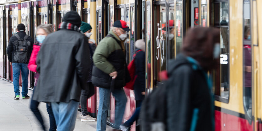 Menschen steigen in einer S-Bahn