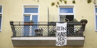 Transparent mit der Aufschrift Kein Hausverkauf angebracht an einem Balkon in Berlin