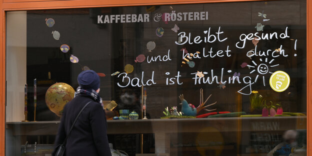 "Bleibt gesund und haltet durch! Bald ist Frühling" steht auf der Schaufensterscheibe eines Cafes in der Innenstadt. "Bleibt gesund und haltet durch! Bald ist Frühling" steht auf der Schaufensterscheibe eines Cafes in der Innenstadt.