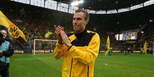 Kewin Großkreutz klatscht vor der Südtribüne des Dortmuinder Stadions in die Hände