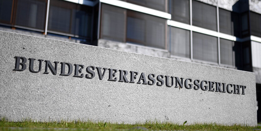 Das Bild zeigt den Schriftzug "Bundesverfassungsgericht" an der Fassade des Bundesverfassungsgerichts in Karslruhe.