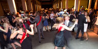 Fein gekleidete Jugendliche tanzen Standardtänze bei einem Abiball.