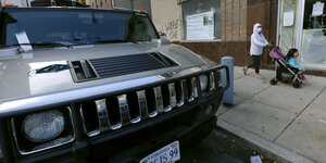 Ein Hummer steht mit einem Strafzettel im Parkverbot in Philadelphia