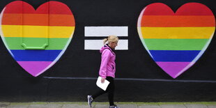 Zwei Regenbogenherzen auf einer Wand