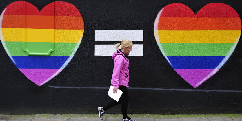 Zwei Regenbogenherzen auf einer Wand