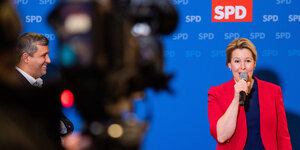Die Berliner SPD-Vorsitzenden Raed Saleh (im schwarzen Anzug) und Franziska Giffes (im roten Jackett) stehen weit voneinander entfernt auf dem Landesparteitag der Berliner Sozialdemokraten vergangenen November.