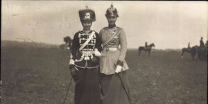 Prinzessinnen possieren in Uniformen mit Pickelhaube und Mütze der Totenkopfhusaren