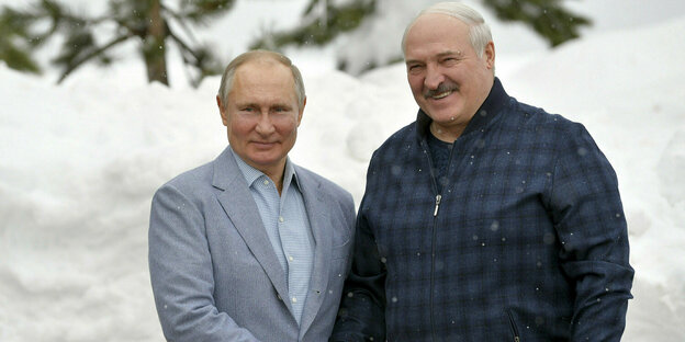 Putin und Lukaschenko geben sich die Hand.