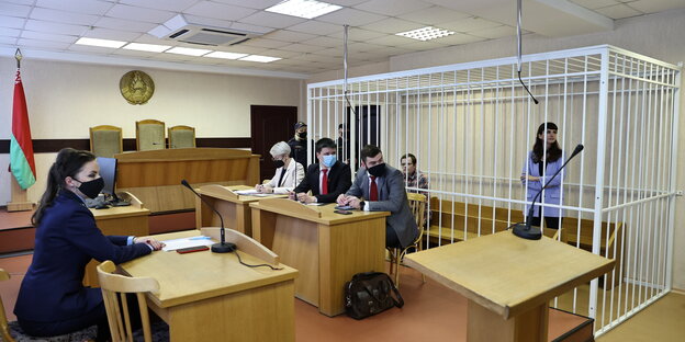 Journalistin Katerina Borisevitsch und Arzt Artjom Sorokin schon während der Verhandlung in einem Käfik