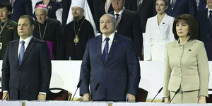 Präsident Alexander Lukaschenko und Vorsitzende des belarussischen Rates stehen aufrecht an ihren Plätzen