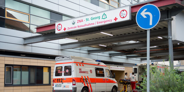 Krankenwagen vor dem Eingang der Notfallaufnahme am AK St. Georg