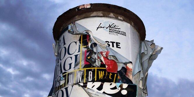 Litfaßsäule mit abgeblätterten Plakaten