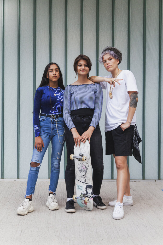Zwei junge Rapperinnen aus dem Mädchenprojekt posieren für ein Foto zusammen mit der Rapperin Alice Dee Zwei junge Rapperinnen aus dem Mädchenprojekt posieren für ein Foto zusammen mit der Rapperin Alice Dee