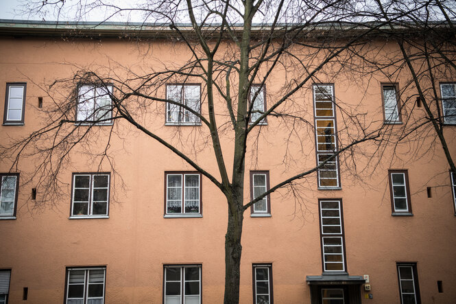 Hausfassade eines mehrstöckigen 50er Jahre Baus