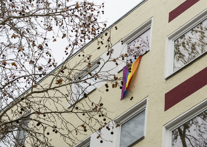 Regenbogenfahne hängt aus einem Haus