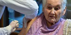 eine ältere Frau wird geimpft