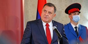 Milorad Dodik steht am Rednerpult