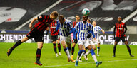 Fußballer Martin Hinteregger aus Frankfurt köpft ein Tor gegen Hertha Berlin.