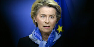 Ursula von der Leyen vor einem blauen Hintergrund.